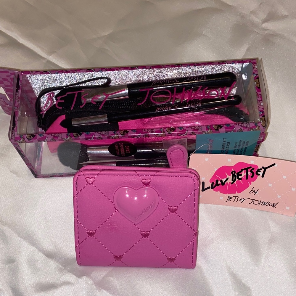 NWT Betsey Johnson Wallet pink/hearts ID, Betsey Johnson 4makeup brushes&case